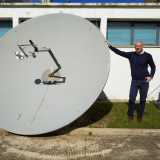Ma vediamo nel dettaglio come sono fatti i due telescopi installati nella Cittadella. �Il primo � composto da un�antenna di 3 metri di diametro � spiega Mallardi -. Si tratta di una parabola dismessa da un�emittente televisiva: io l�ho abbinata a un ricevitore total power per amplificare il segnale rilevato e poterlo analizzare�